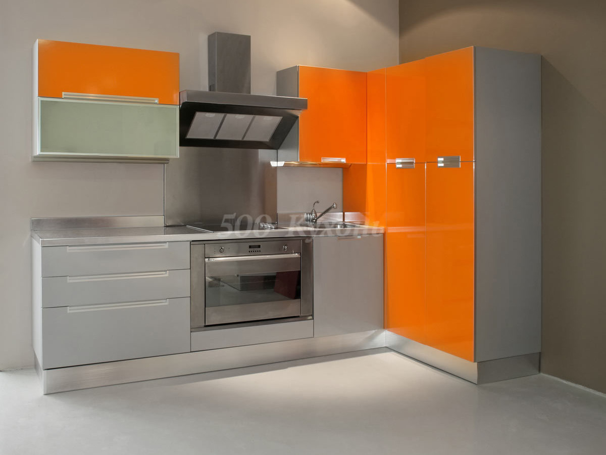 Серо оранжевый фасад кухни