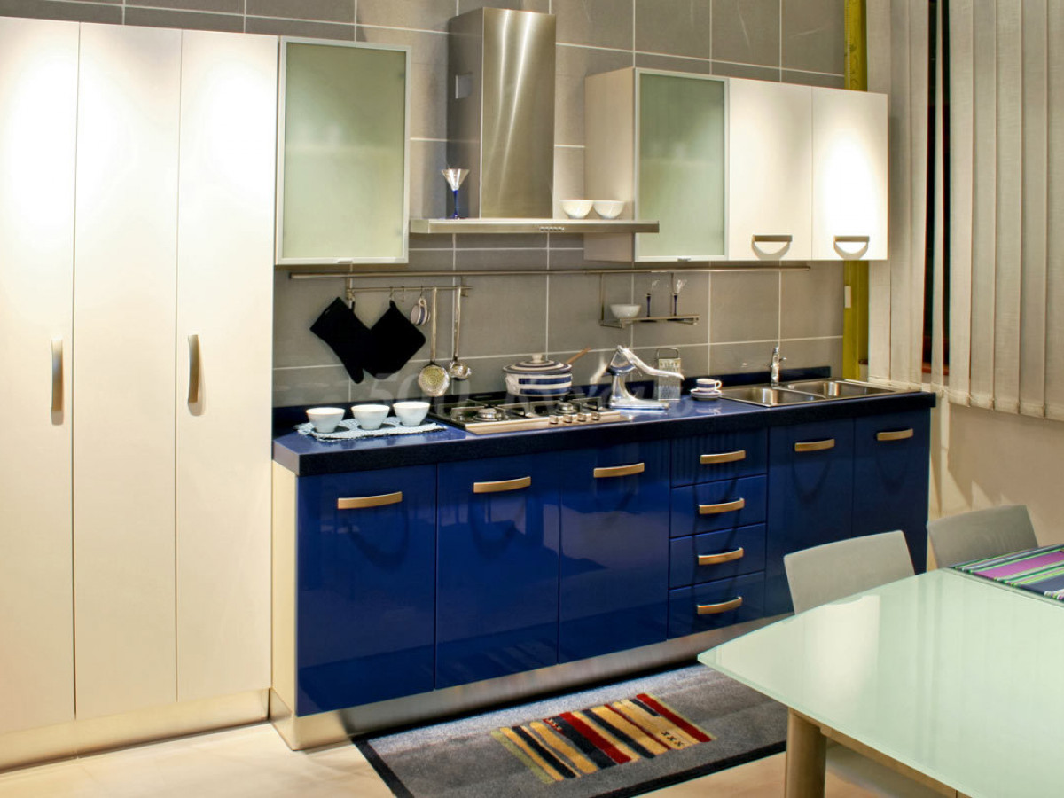 Кухонный гарнитур с синей столешницей
